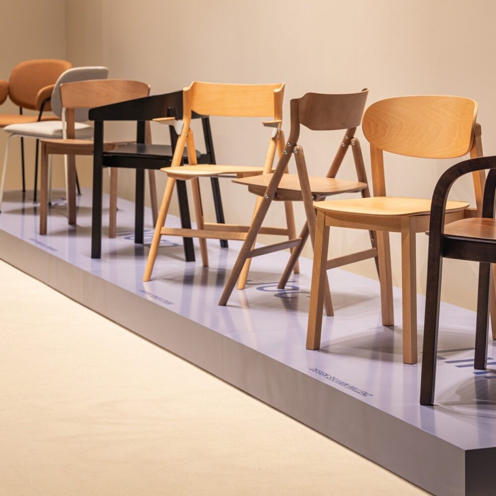 Restaurant en houten stoelen